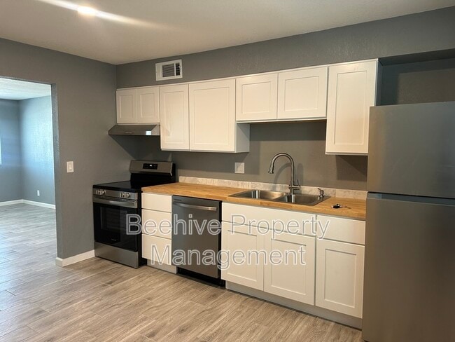 Photo - 1311 W 4th St