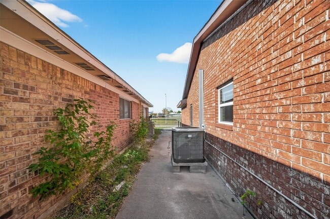 Photo - 1211 Helms Rd