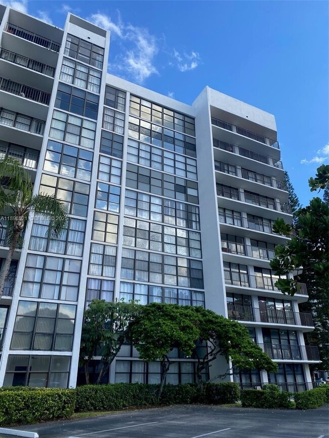 Building Photo - 1000 Parkview Dr Unit 427