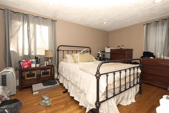 Building Photo - Nice 1 bed in Allston Rental