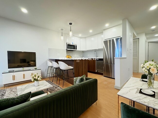 Building Photo - 1243 Beacon St Unit 5A