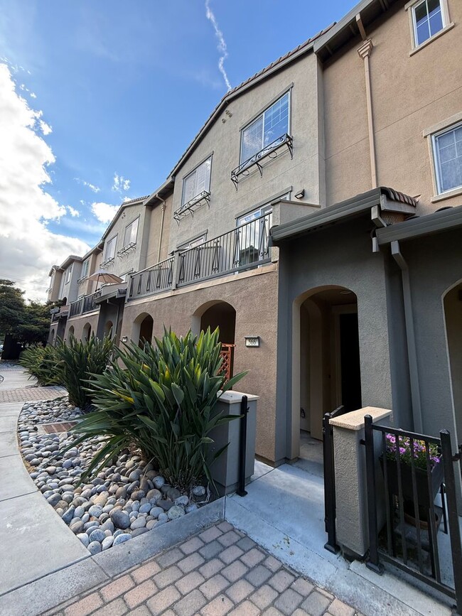 Building Photo - 566 Almaden Walk Loop