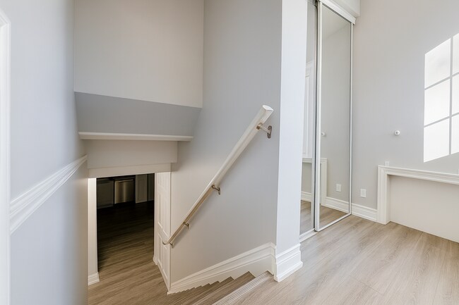 Photo - 61 Dufferin St Unit 2