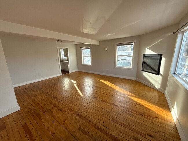 Building Photo - 316 E Peach St Unit 316 E Peach  2