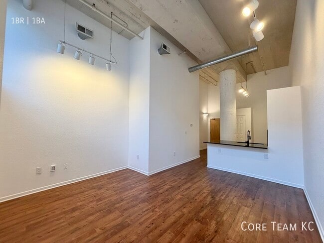 Photo - 320 W 7th St Unit 106