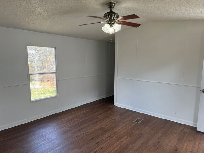 Photo - Single-wide manufactured home in Fairview, NC
