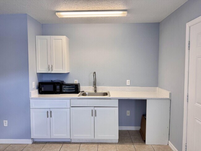 Photo - For Rent – 1 Bed / 1 Bath Unit in Davenport, FL Unidad B