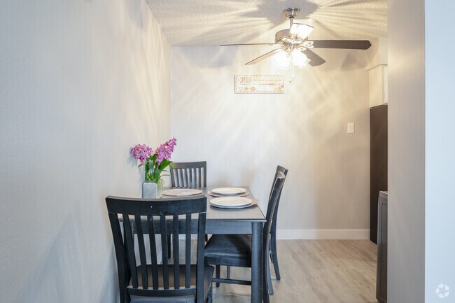 1BR, 1BA - 700SF - Boulder Crossroads