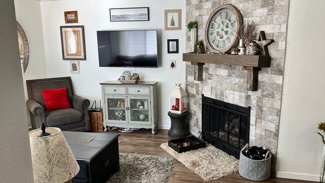 Cozy two bedroom Lake Village Condo availa... - Cozy two bedroom Lake Village Condo availa...