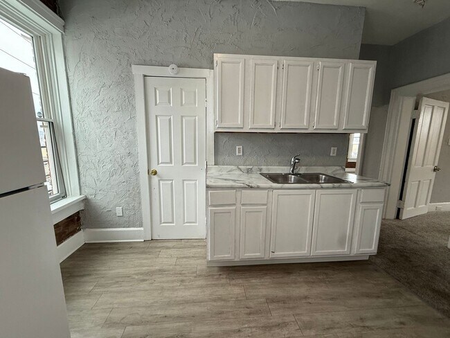 939 State Ave Unit 3b