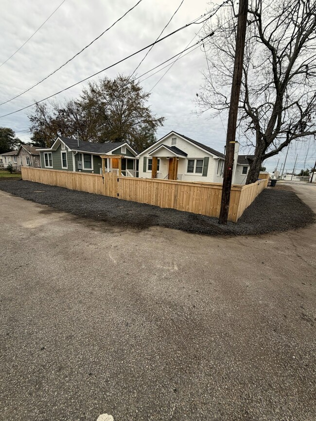 Photo - 2850 Appleton Ave