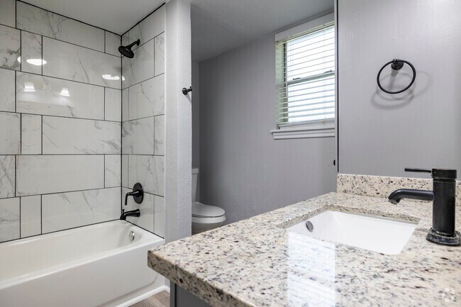 1BR/1BA 600SF - Bathroom
