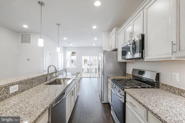 Photo - 527 E 7th St