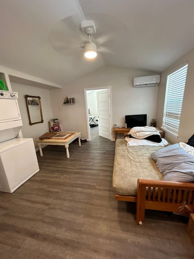 Building Photo - Peaceful 1br/1bath with small yard! Unit Apt 2