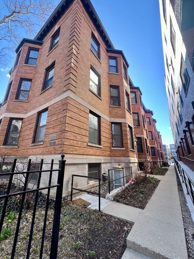 Photo - 665 W Barry Ave