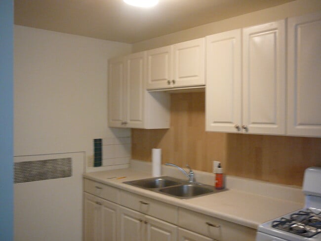 Building Photo - 457 W 8th St Unit 1st floor front #1
