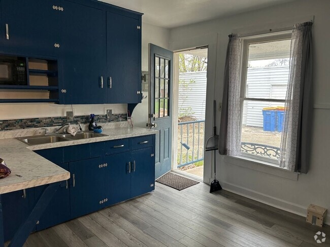 Building Photo - 1201 S Cedar Ave Unit 3 - Back Rental
