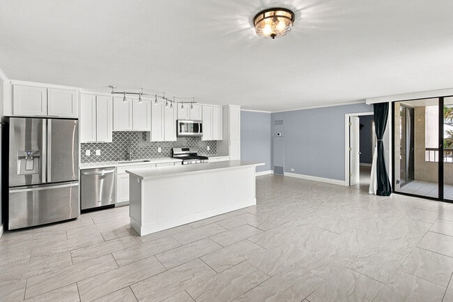 Building Photo - 2215 Aloha Dr Unit 4J