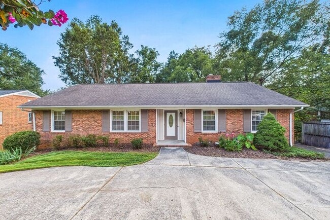 Building Photo - Large Home in Guilford Hills, Hardwood Flo...