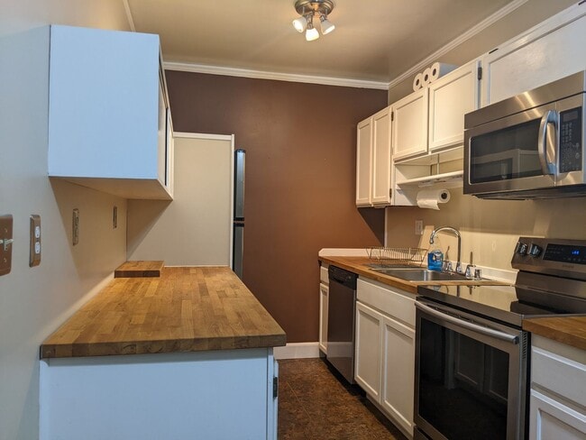 Building Photo - Vintage Cap Hill Condo Unit 202