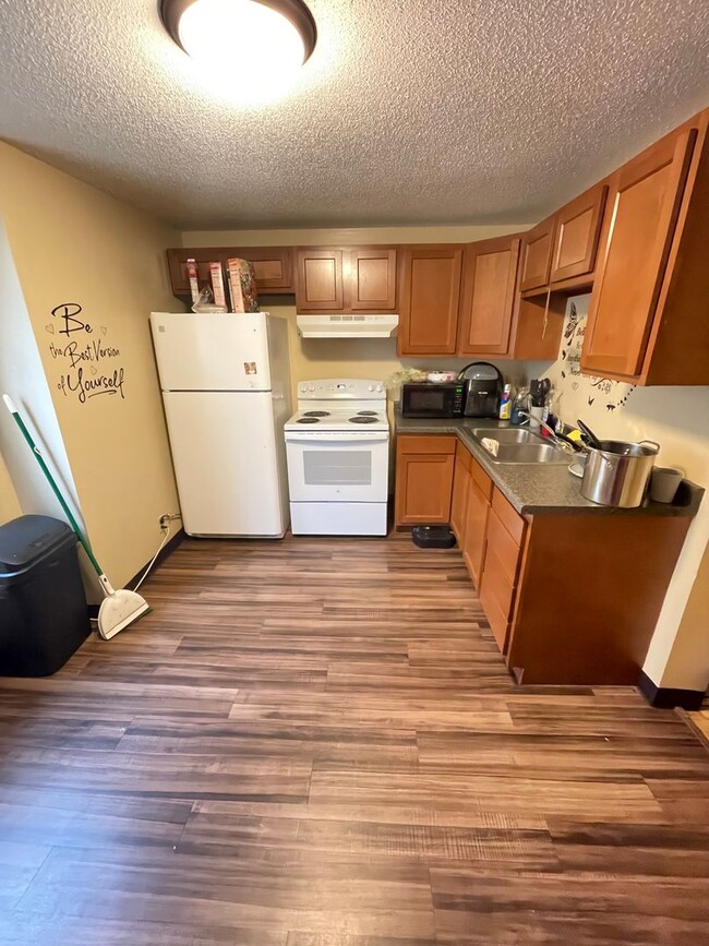 Building Photo - 327 W 4th St Unit #2 Rental