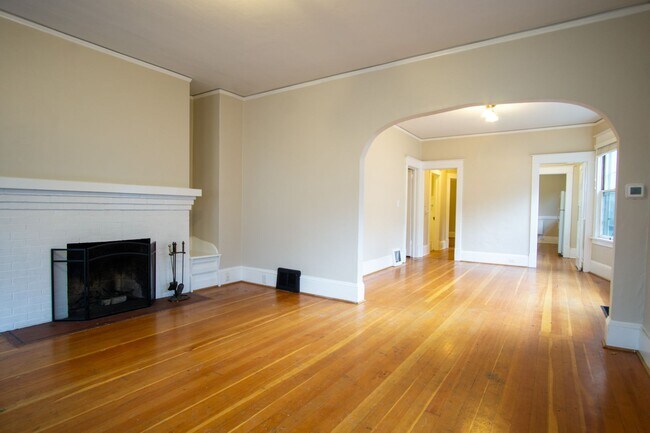 Photo - Gorgeous + Spacious 2-Bedroom Flat with Hardwoods, Dishwasher, Fireplace + Etc.! Unidad 212