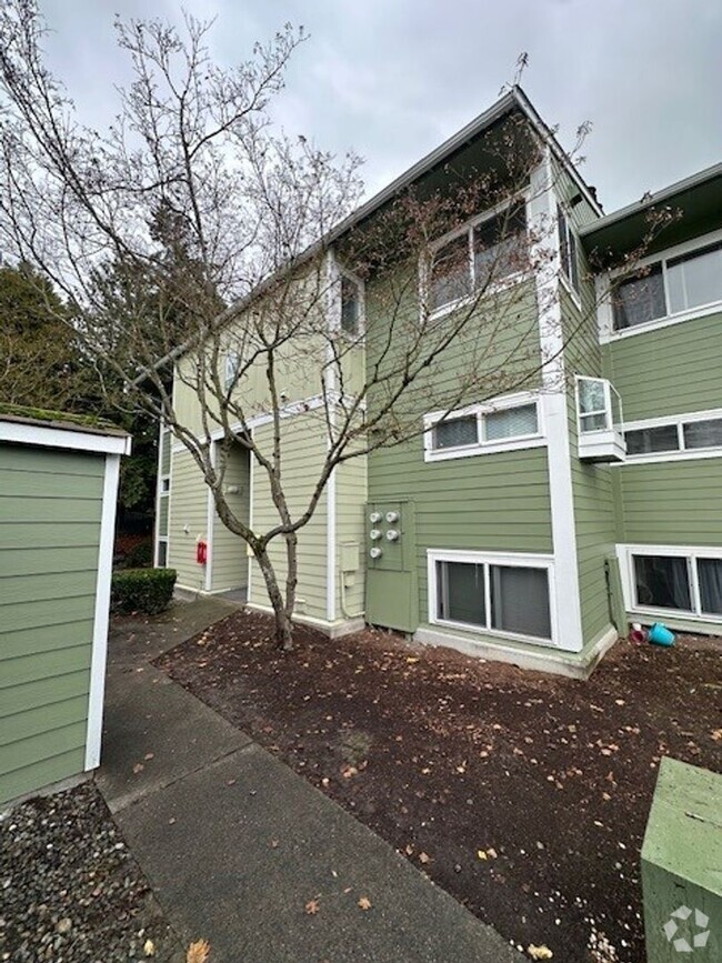 Building Photo - BEAUTIFULLY RENOVATED TOP FLOOR TOWNHOME C...