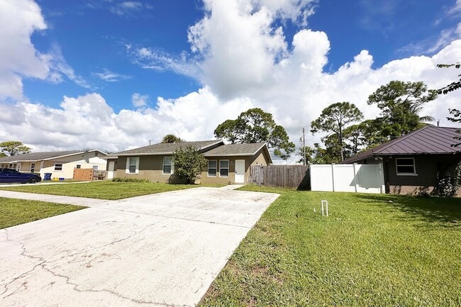 Photo - 6171 Heather St