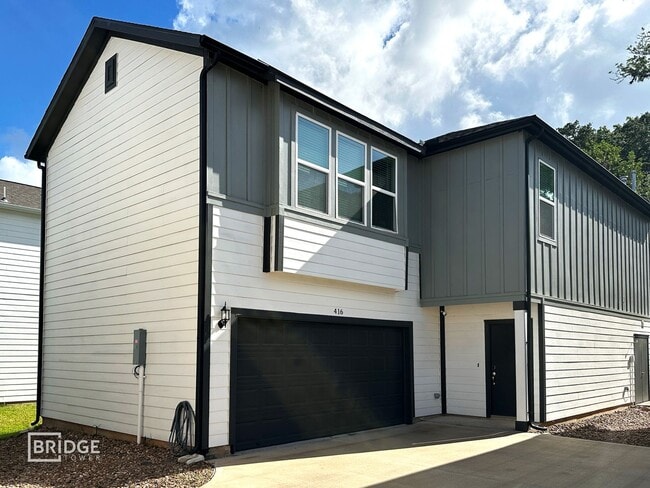 Building Photo - 416 Huisache St
