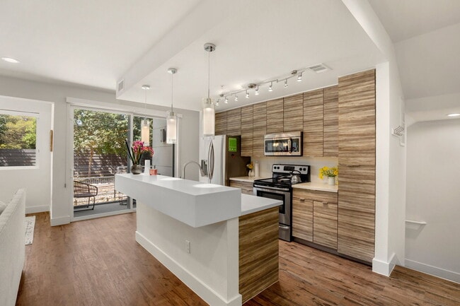 Photo - 604 N Bluff Dr