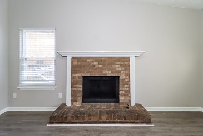 Photo - 643 Tarragon Way SW