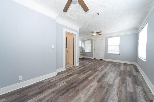 Photo - 618 25th St W