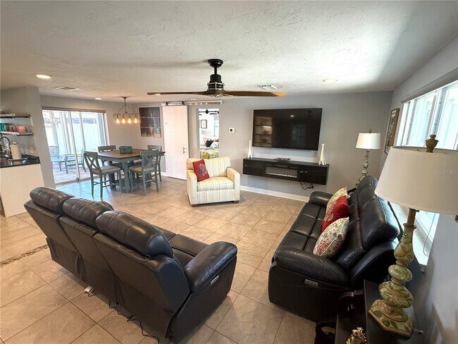 Photo - 6841 Roxbury Dr