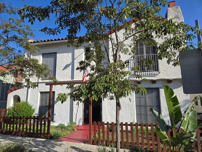 Building Photo - 1922 N Hoover St Unit 1922