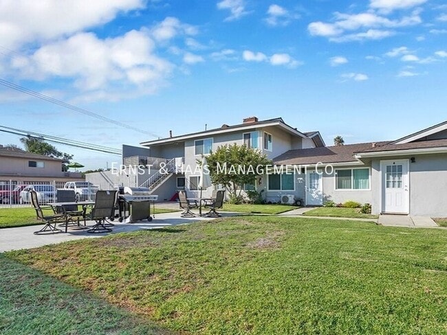 Building Photo - 17071 Oak Ln Unit C