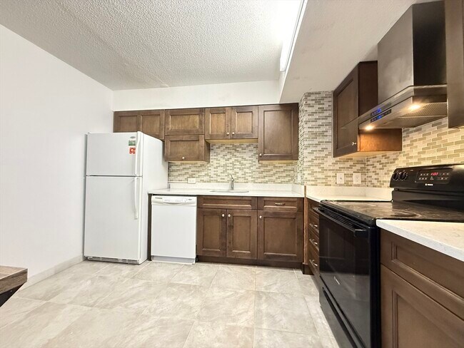 Building Photo - 1753 Beacon St Unit 809