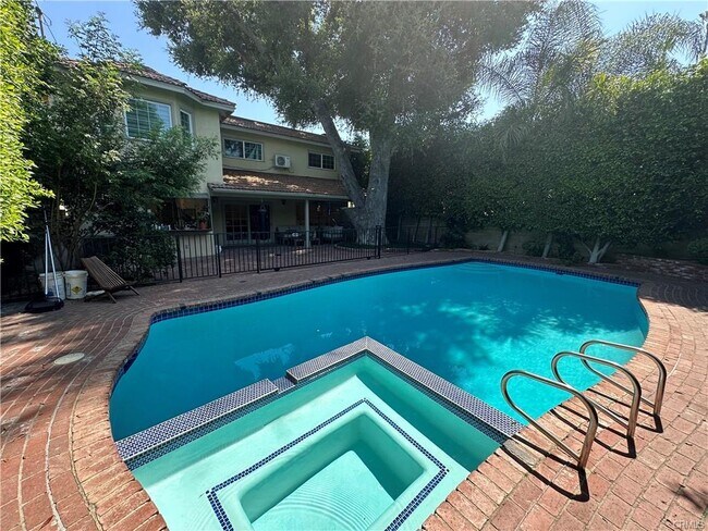 Building Photo - 14623 Weddington St