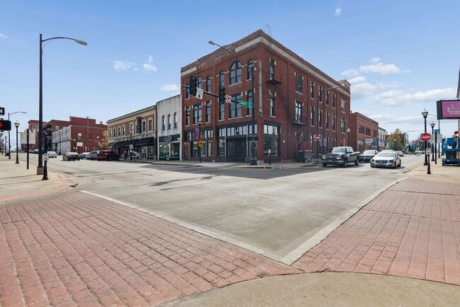 320 W Walnut St