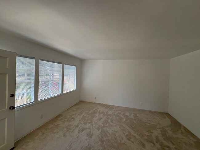 living room - 15912 W Sunset Blvd