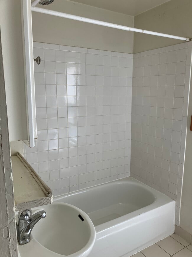 Baño 504 - 504 E Clinton St.