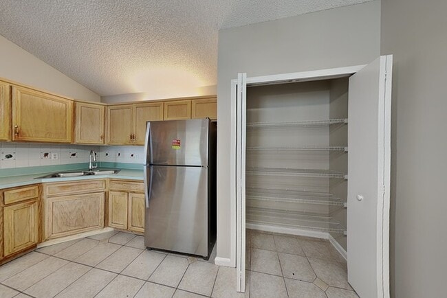 Photo - 1883 MacKenzie Ct S