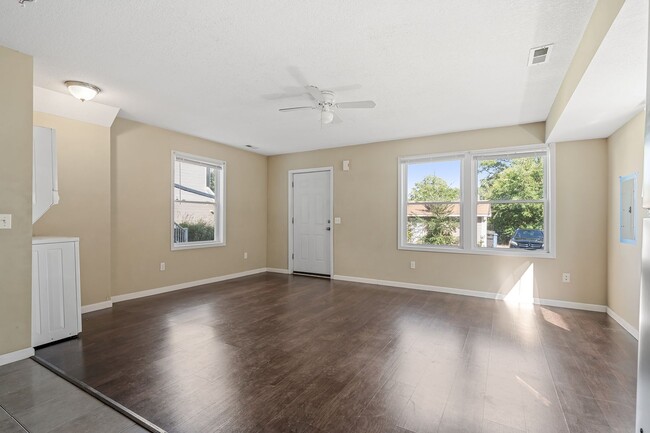 Building Photo - 629 SE Oak St Unit 2 Rental