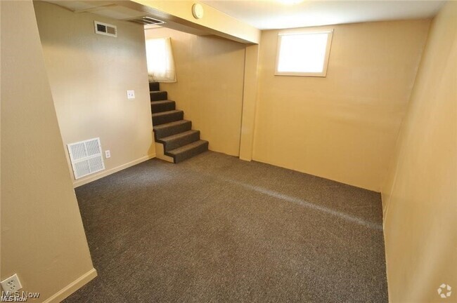 Building Photo - 39 W 2nd St Unit C Rental