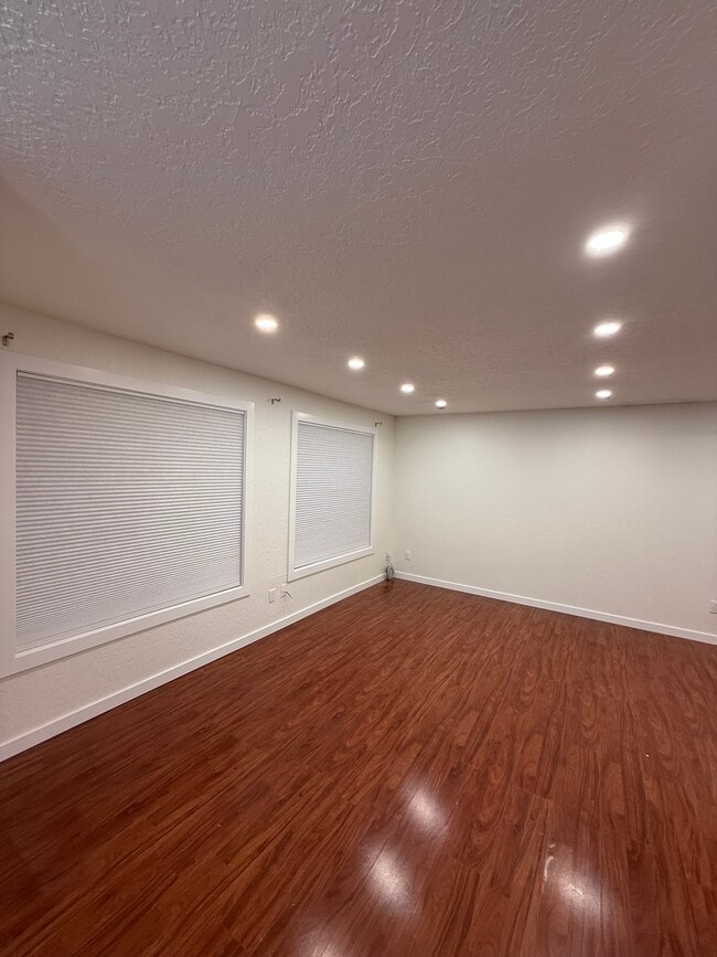 Photo - 9404 Stone Ave N