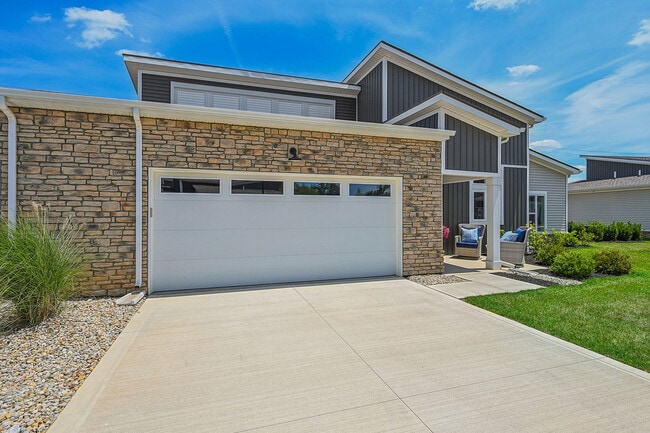 2 dormitorios | Entrada y garaje - Sugar Maple Commons