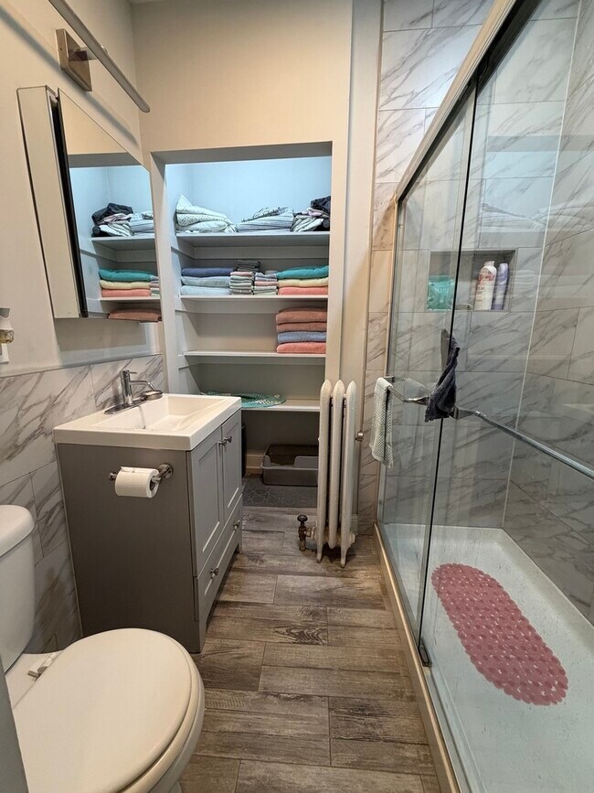 Photo - 631 W Roscoe St