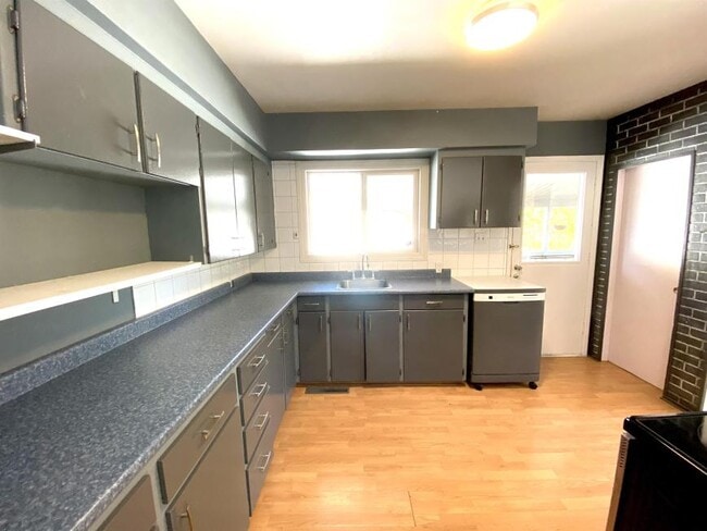 Photo - 3 bedroom in Prince George BC V2M 1N9