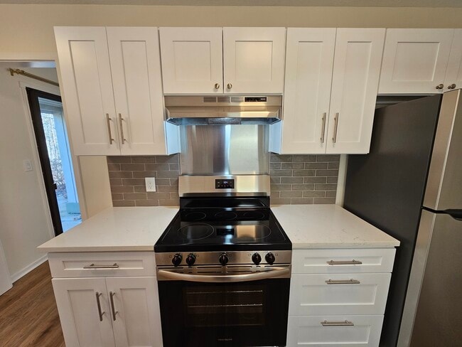 Completely updated kitchen with quartz countertops and stainless steel appliances - 93 Heritage Vlg Unidad B
