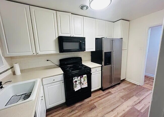 Full equipped kitchen - 10506 Weymouth St Unit #2