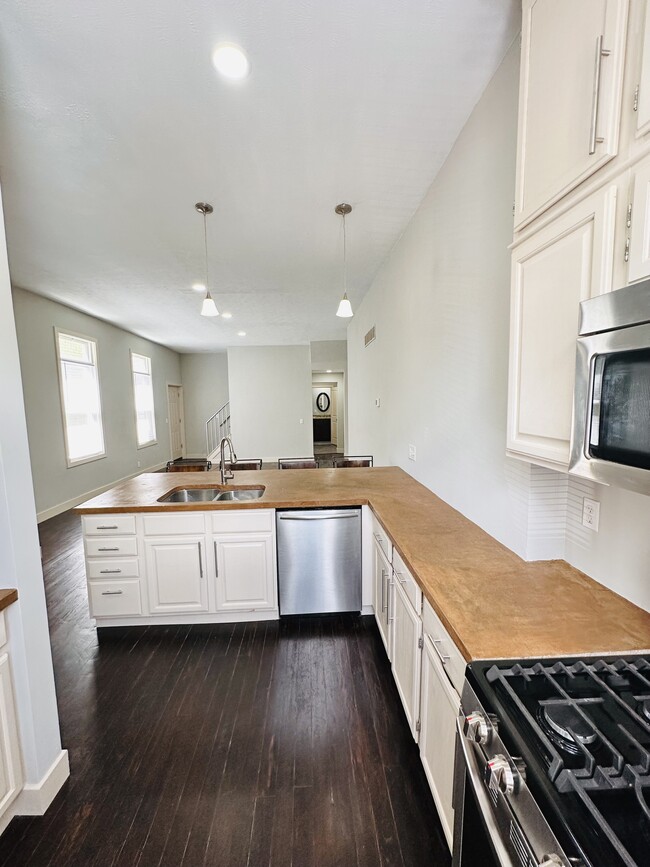 Photo - 2239 Flora St